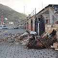 A Maiori la mareggiata ha lasciato il segno: crollano parti dei locali del porto turistico /FOTO e VIDEO