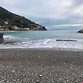 A Maiori la mareggiata ha “portato” la spiaggia al porto