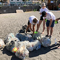 A Maiori pulizia della spiaggia in forma di "gioco a squadre": l'iniziativa del gruppo "The Greeners" 