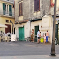 A Maiori un bidone dell’immondizia davanti alla fontana monumentale di piazza D’Amato