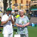 A Minori le “Giornate dell’Orgoglio Spiaggista” si chiudono con l’“Antispiaggino d’oro” a Patrizia Infante, gestore storico del bar sul lungomare