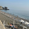 A ottobre spiagge pullulanti di bagnanti in Costa d'Amalfi, il Collettivo UANM intervista l'attivista per il clima Angelo Aiello