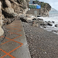 A Positano la mareggiata devasta la spiaggia di Fornillo, pericoloso attraversarla /FOTO