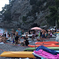 A Positano vigili sgomberano la spiaggia di Fornillo, interdetta per caduta massi /FOTO