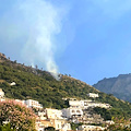 A Praiano l'incendio continua a bruciare vegetazione: arriva elicottero della Protezione Civile 