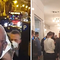 A Salerno protesta ristoratori: cena di gruppo e maschere con fattezze di Draghi e De Luca 