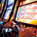 Abbandona il figlio al gelo per giocare alle slot machine