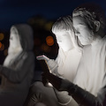 “Absorbed by light”, l’installazione luminosa che fa riflettere sulla dipendenza da smartphone