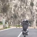 Acrobazie in scooter tra Positano e Sorrento, l'incoscienza dei giovani piloti ripresa in video 