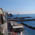 Ad Amalfi al via operazioni di rinfoltimento barriera Darsena: sul fondo i massi franati lo scorso 2 febbraio /FOTO e VIDEO