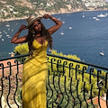 Adrienne Bailon se la gode a Positano: sole e relax per l'ex Cheetah Girl