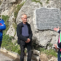 Agerola, sul Sentiero degli Dei inaugurata la targa con le parole di Erri De Luca