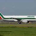 Alitalia: paura in volo ed atterraggio di emergenza a Napoli