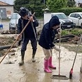 Alluvione Emilia Romagna, Laura Pausini pubblica foto dei genitori che spalano fango