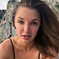 Alyssa Arce: per la playmate di Playboy relax nelle acque di Praiano 