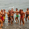 Amalfi: brindisi in spiaggia e tuffo in mare a Capodanno, tradizione lunga 31 anni /FOTO