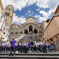 Amalfi, concerto a sorpresa ai piedi del Duomo con i "Red Wing HS Band and Choir"