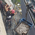 Amalfi, demolito il masso trattenuto dalle reti: strada resta chiusa per altri 2 giorni