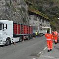 Amalfi, lavori a condotta gas metano: carro bombolaio per forniture a paesi oltre la frana [FOTO]