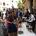 Amalfi, matrimonio ‘glam’ con buffet in piazza, tra gli invitati c’è Fiona Swarovski /FOTO e VIDEO