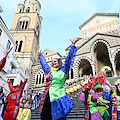 Amalfi si trasforma in un mondo di magia e colori per il Carnevale 2025