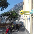 Amalfi, troppa gente in coda alle Poste senza mascherina