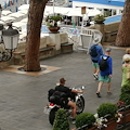 Amalfi: turista attraversa lungomare in moto /FOTO