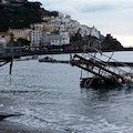 Amalfi, via i vecchi pontili dal porto: saranno sostituiti da moduli galleggianti