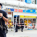 Amburgo: attacco in un supermarket provoca un morto e diversi feriti, arrestato l’aggressore