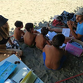 Amp Punta Campanella ripulisce spiaggia libera del Fico, spazio anche per momento educativo con i bambini