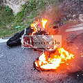 Ancora un incidente a Maiori, moto in fiamme dopo una caduta /foto