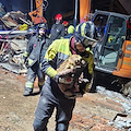 Asti, esplosione in una palazzina: tre feriti, uomo e cagnolino estratti dalle macerie 