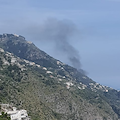 Auto in fiamme a Conca dei Marini: colonna di fumo nero in cielo / FOTO 