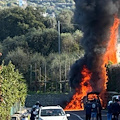 Auto in fiamme sulla SS 163 ai Colli di San Pietro: traffico in tilt