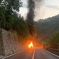 Auto in fiamme sulla strada Castiglione-Ravello: illesi gli occupanti 