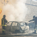 Auto in fiamme sulle strisce di sosta: intervento tempestivo dei Vigili del Fuoco a Sant'Arsenio