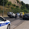 Auto si ribalta a Salerno, solo spavento per il conducente 