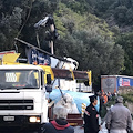 Autoarticolato si ribalta tra Erchie e Cetara, traffico in tilt sull’Amalfitana [FOTO]