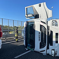 Autocarro si ribalta sulla A2, traffico bloccato a Salerno 