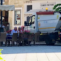 Automezzo per la raccolta rifiuti in piazza, chiesti provvedimenti per i dipendenti 