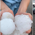 Autostrada Milano-Bologna flagellata dalla grandine: centinaia di auto devastate da chicchi giganteschi