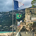 Bandiere usurate al Porto turistico di Maiori mortificano il decoro urbano /FOTO