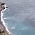 Barca abbandonata sulla spiaggia di Tordigliano: preoccupazioni per la perdita di carburante