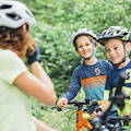 Bimbi in bici: casco obbligatorio fino ai 12 anni