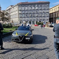 Bimbi spaesati e spaventati tra le auto nel centro di Napoli, soccorsi dai baschi verdi 