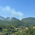 Bruciano i Monti Lattari: due fronti di fuoco a Tramonti 