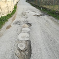 Buche sull'asfalto nelle vie di Cava de' Tirreni: pericoli per auto e pedoni [FOTO]