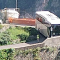 Bus turistico transita sulla strada Castiglione-Ravello nonostante il divieto: incastrato in curva 