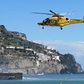 Cade in giardino e batte violentemente la testa, 74enne della Costa d'Amalfi ricoverato in eliambulanza