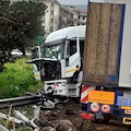 Camion fuori strada sulla Salerno-Avellino: due feriti gravi